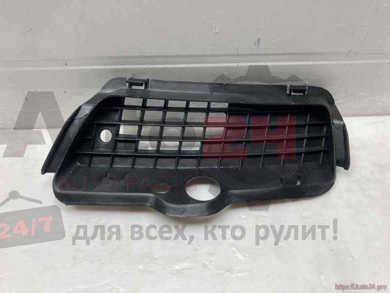 РЕШЁТКА В БАМПЕР ПЕРЕДНИЙ ПРАВАЯ VOLKSWAGEN GOLF III 1992-